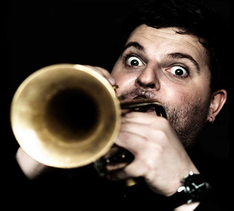 Simon Cede - Bild mit Trompete